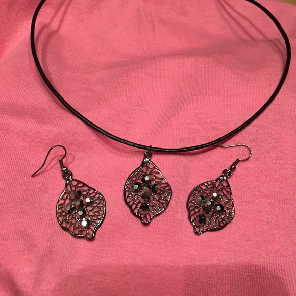 Gorgeous set necklace & earrings light weight NWT - Picture 1 of 8